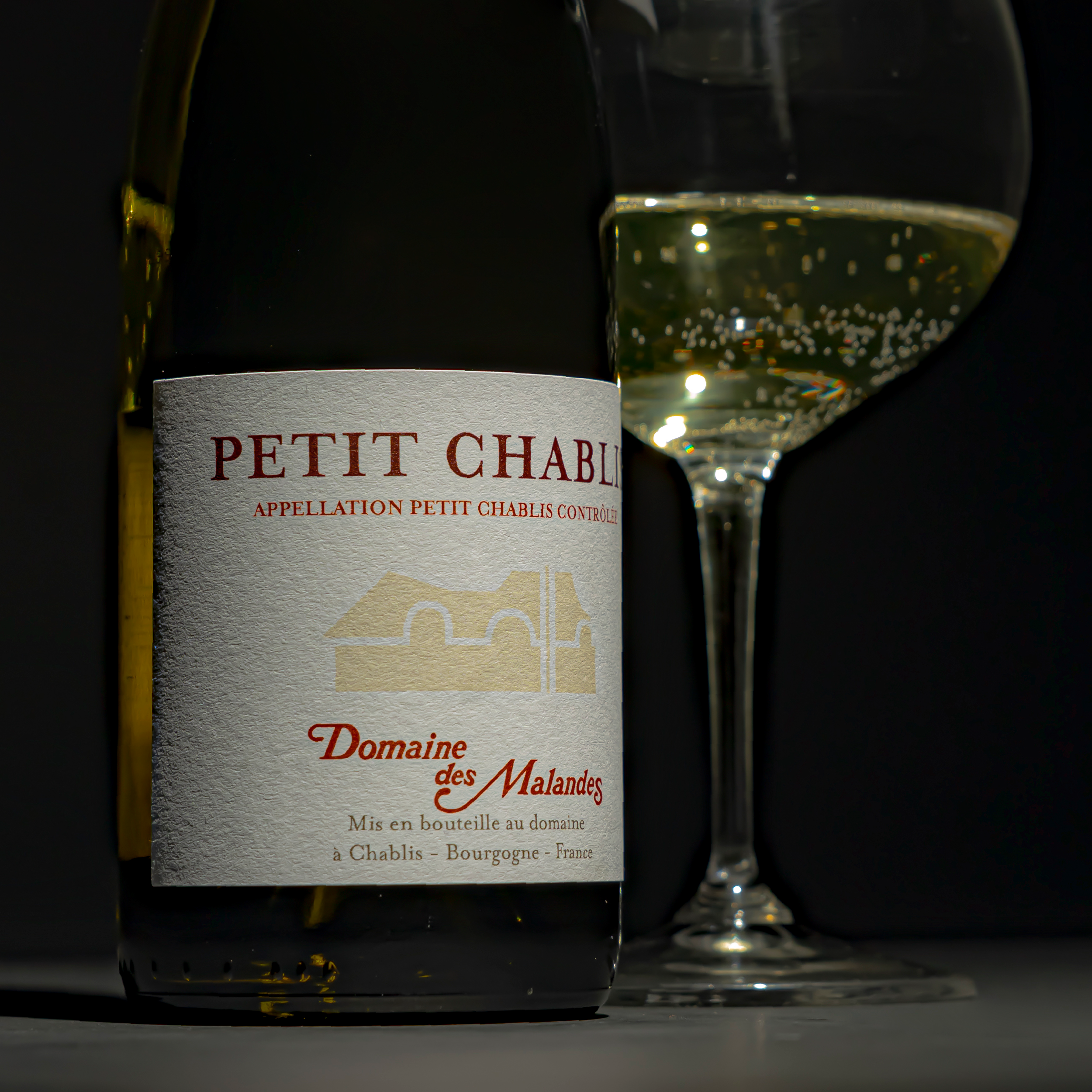 Citrus, salinity, freshness and tension. For good Chablis, it really is that simple. This lively Burgundian beauty from Domaine des Malandes is a quintessential expression of Kimmeridgian terroir, no less delicious for being a story we've heard before.